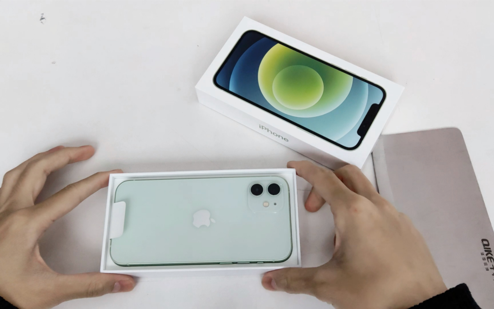 苹果12开箱无字幕版(iphone12没有字体)-第2张图片-亚星国际官网