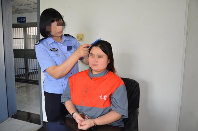 美女镣铐安卓版女犯被女警戴上手铐脚镣关进监狱