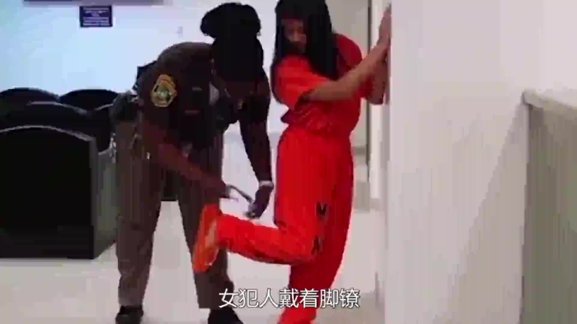 美女镣铐安卓版女犯被女警戴上手铐脚镣关进监狱-第2张图片-亚星国际官网